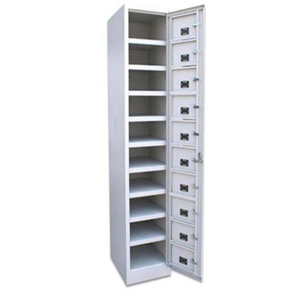 Metalni ormar sa 10 pretinaca i centralnim vratima.